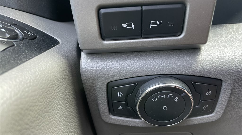 2016 Ford F150 Lariat photo