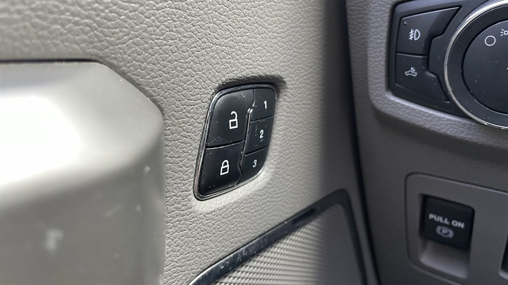 2016 Ford F150 Lariat photo