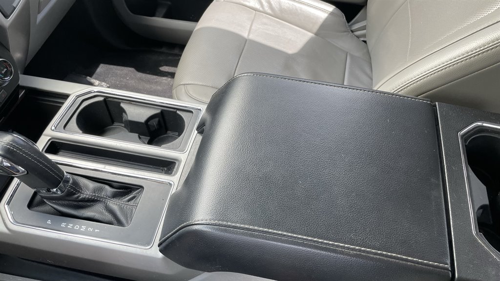 2016 Ford F150 Lariat photo