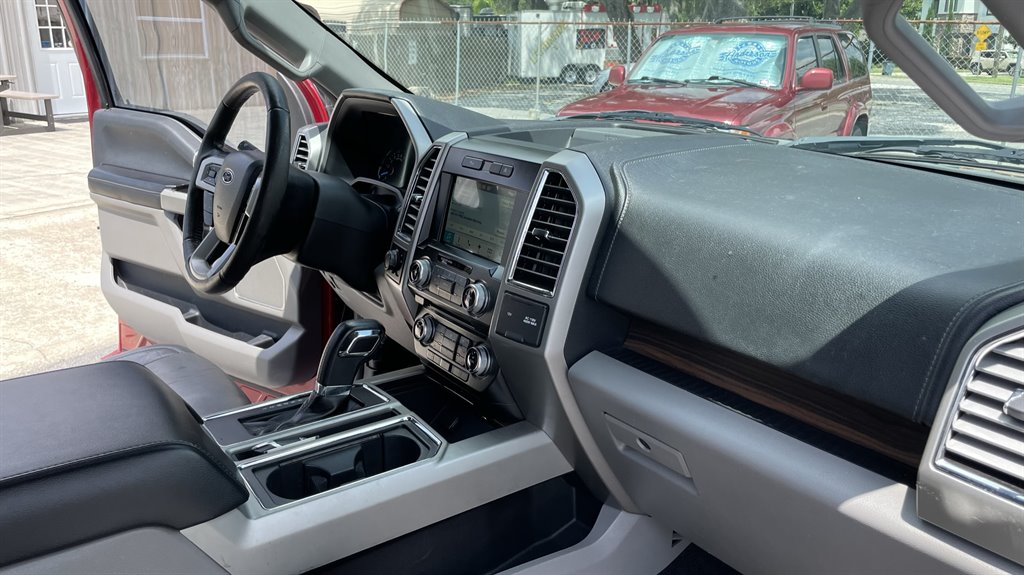 2016 Ford F150 Lariat photo