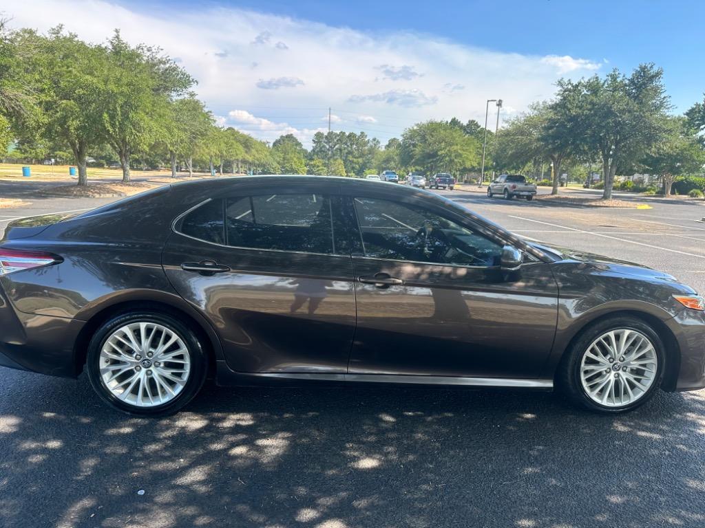 2018 Toyota Camry XLE 18
