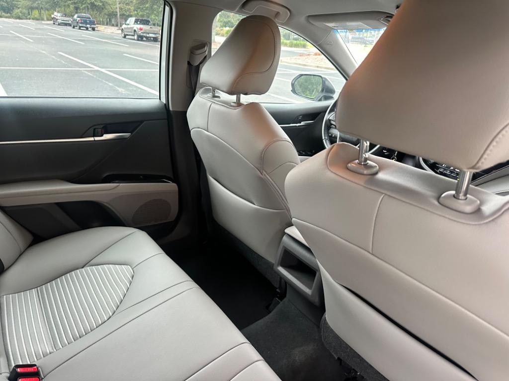 2019 Toyota Camry SE 18