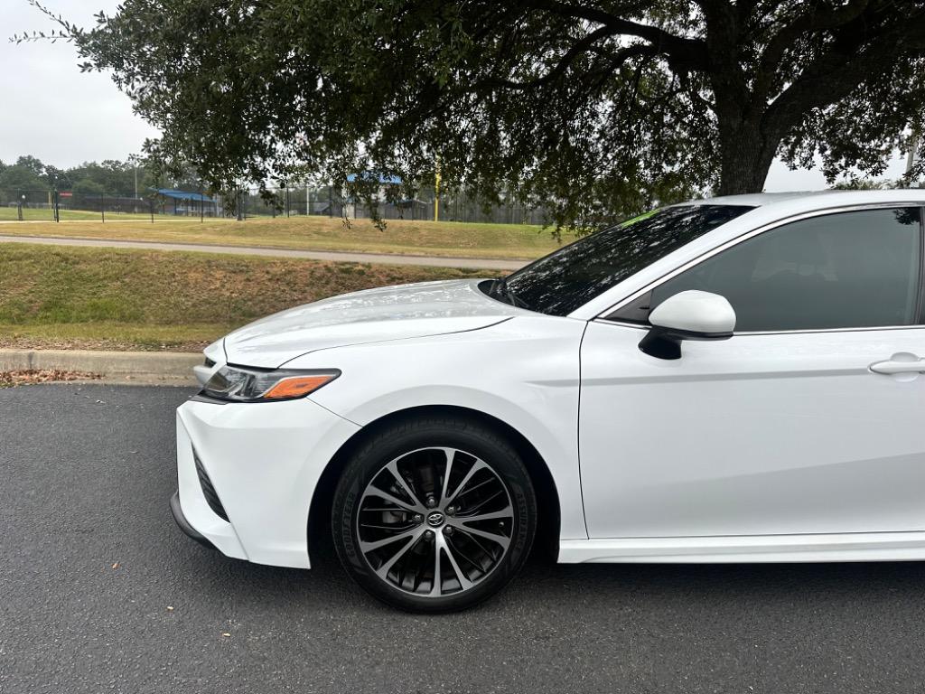 2019 Toyota Camry SE 2