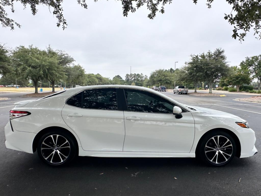 2019 Toyota Camry SE 17