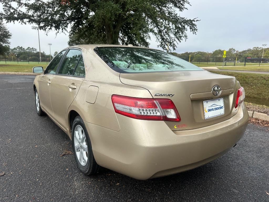 2011 Toyota Camry LE 13