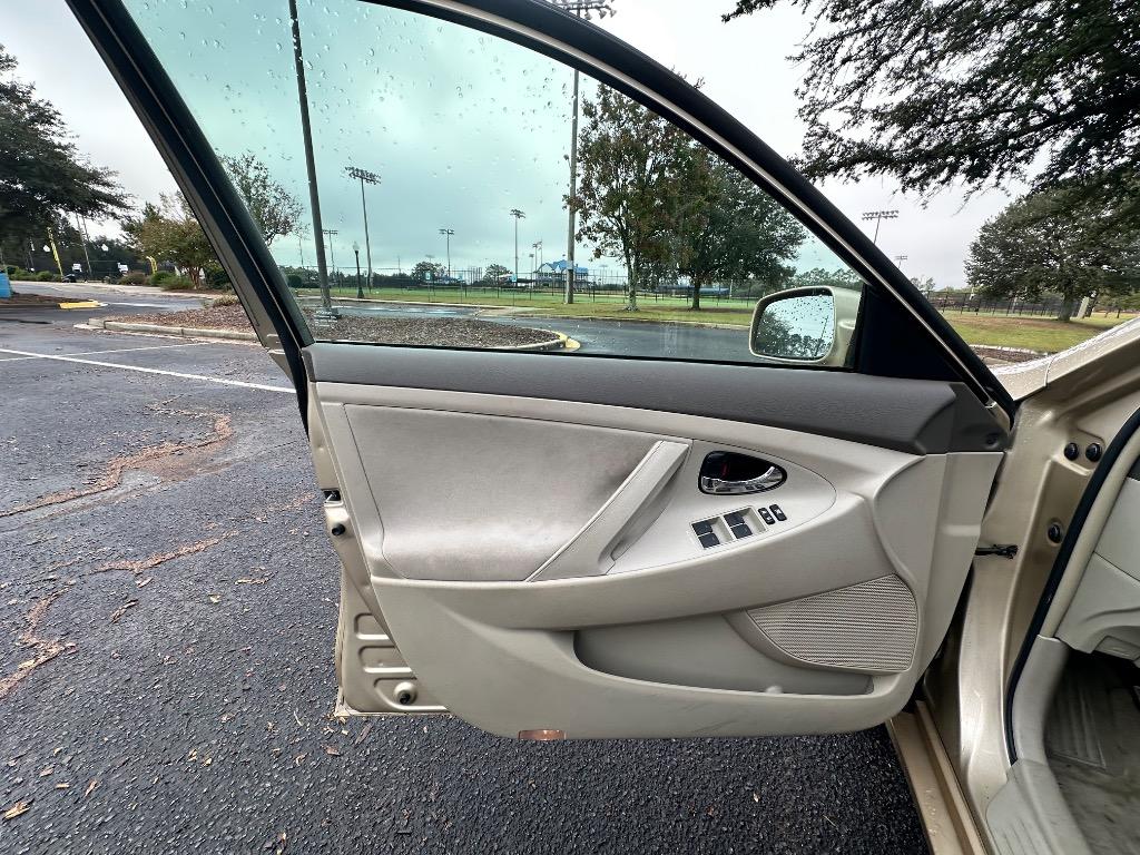 2011 Toyota Camry LE 6