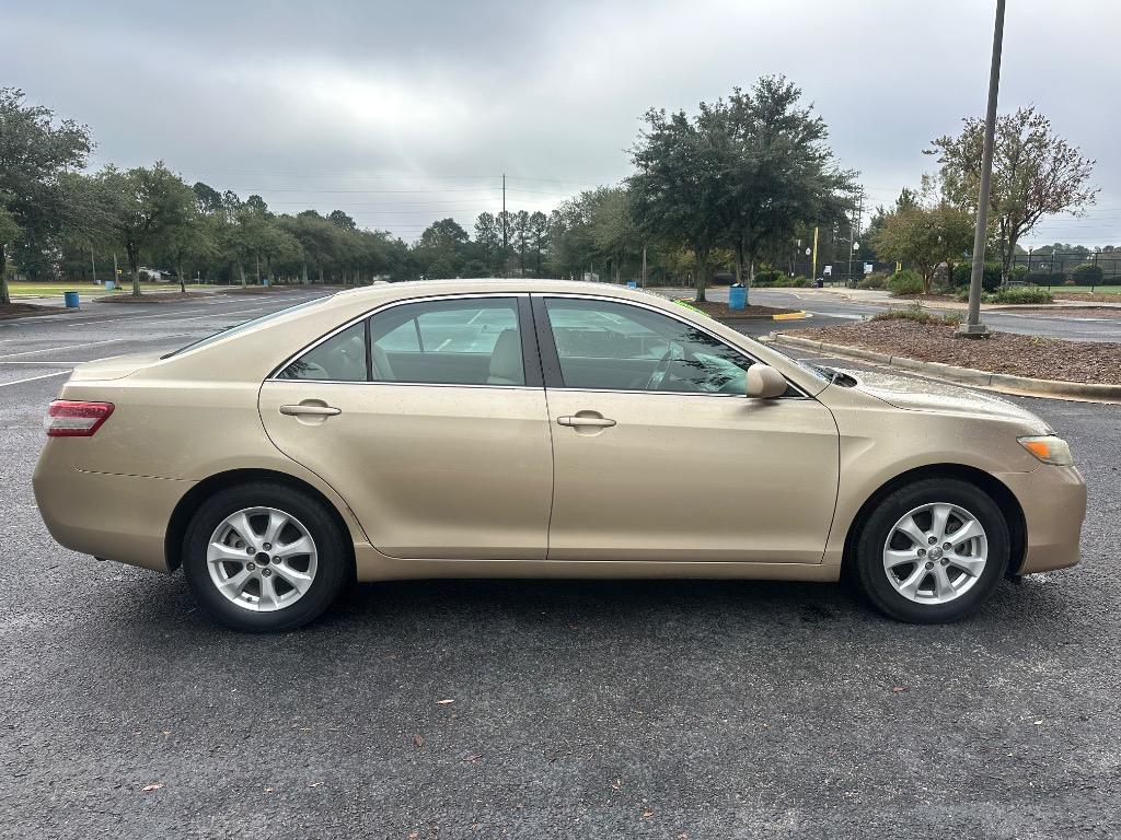 2011 Toyota Camry LE 17