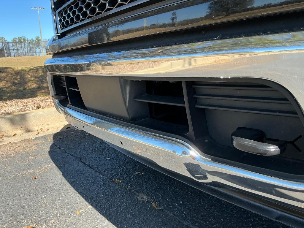2023 Nissan Titan SV photo