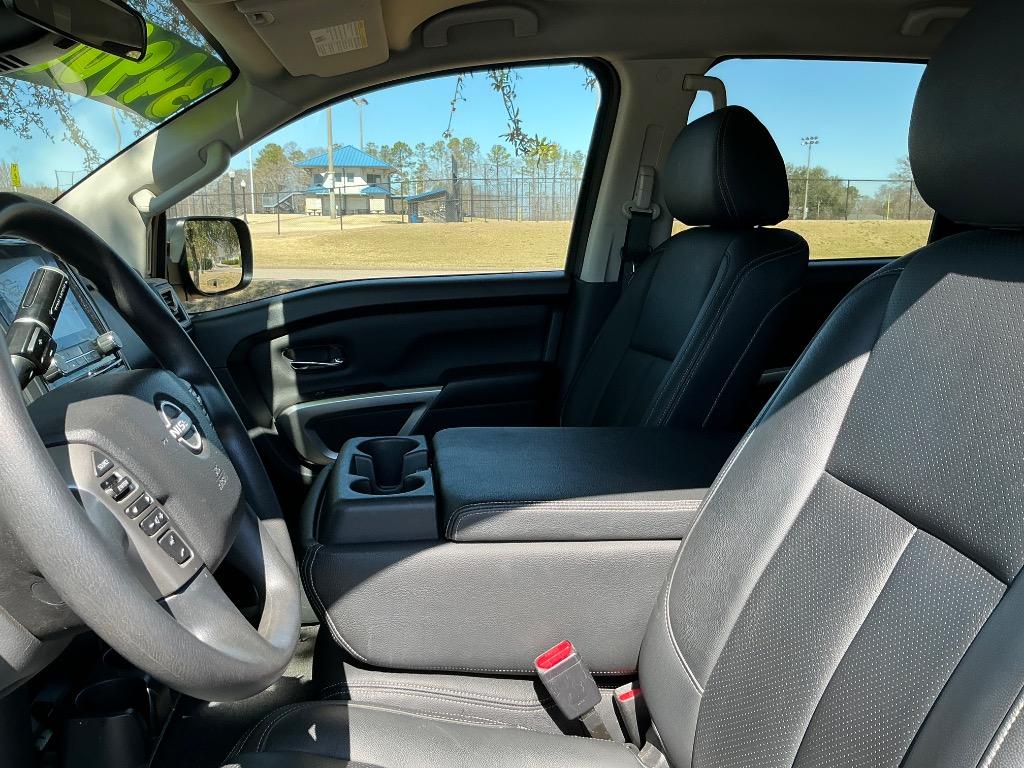 2023 Nissan Titan SV photo