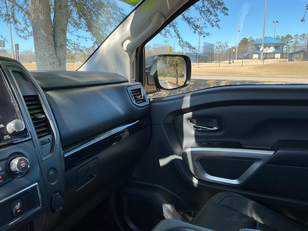 2023 Nissan Titan SV photo