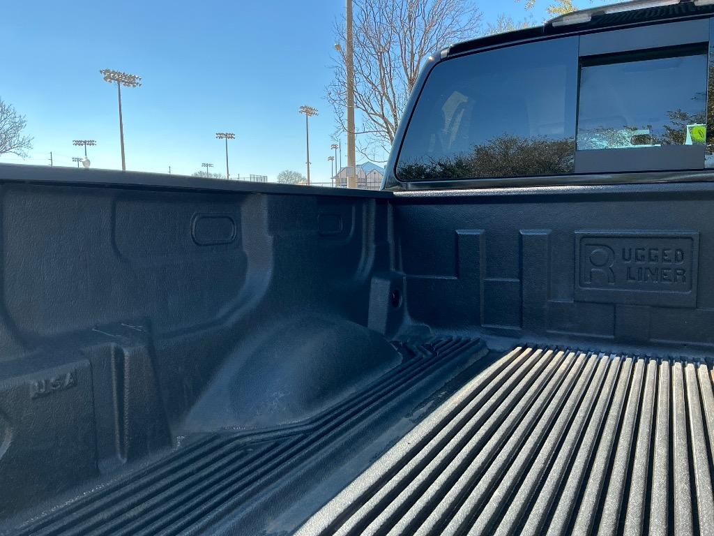 2023 Nissan Titan SV photo
