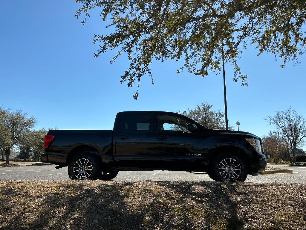 2023 Nissan Titan SV photo