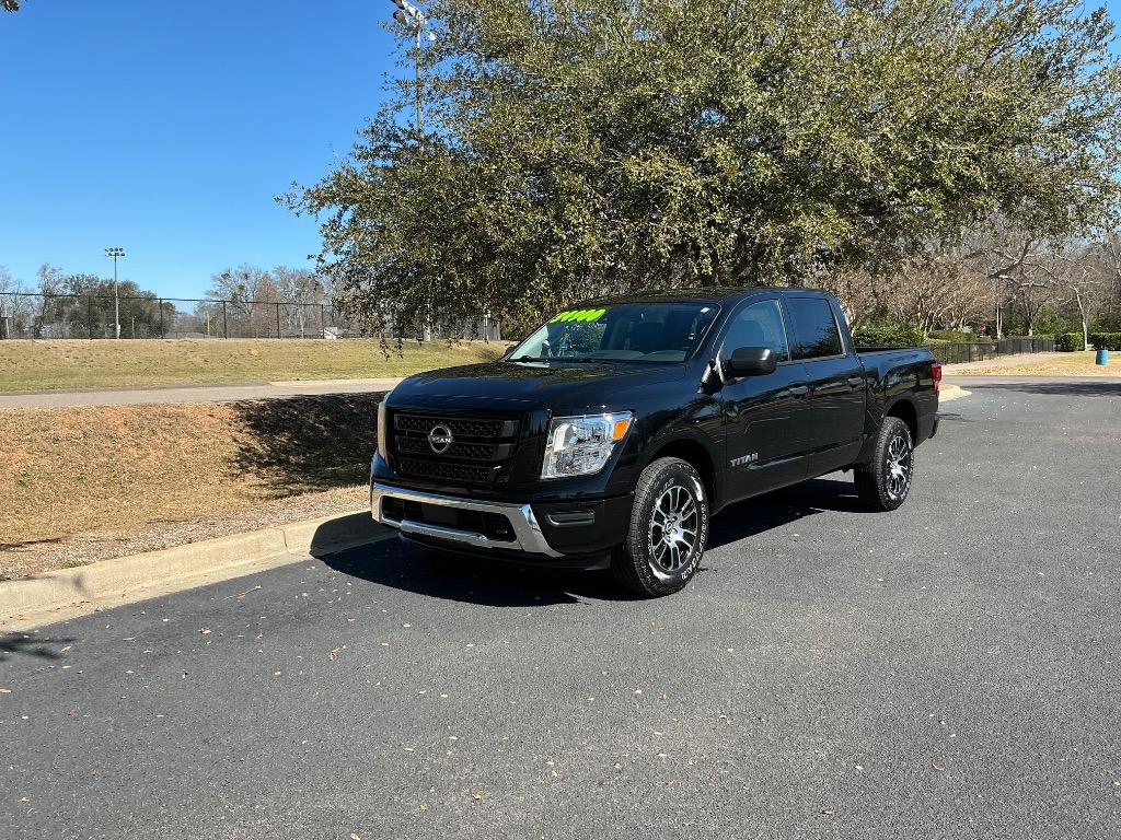 2023 Nissan Titan SV photo