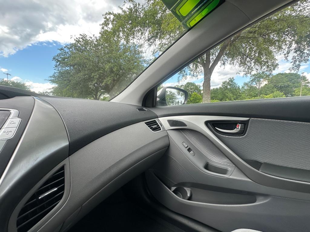 2012 Hyundai Elantra GLS photo