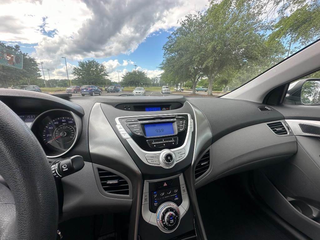 2012 Hyundai Elantra GLS photo