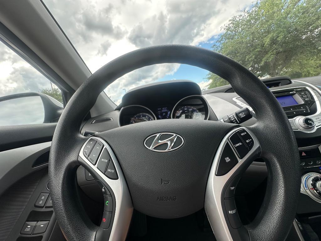 2012 Hyundai Elantra GLS photo