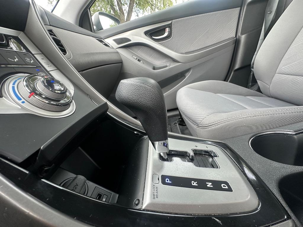 2012 Hyundai Elantra GLS photo