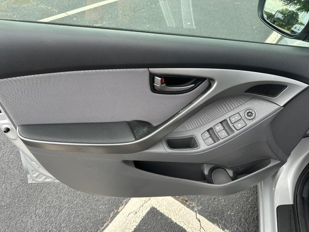 2012 Hyundai Elantra GLS photo