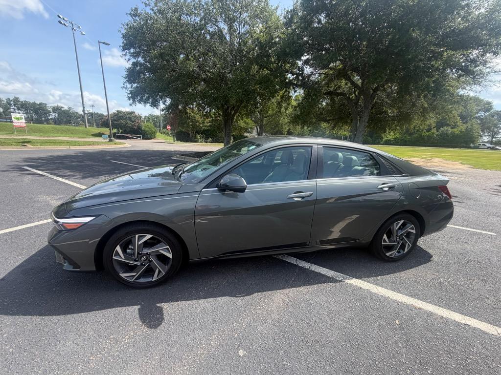 2025 Hyundai Elantra - $23,900