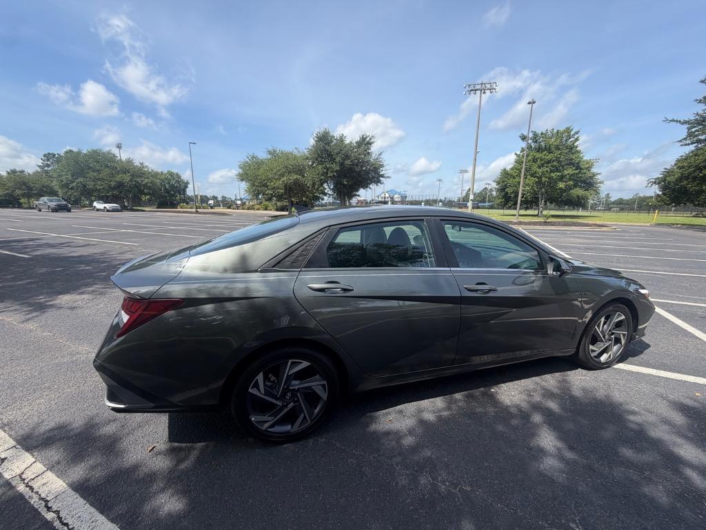2025 Hyundai Elantra - $23,900