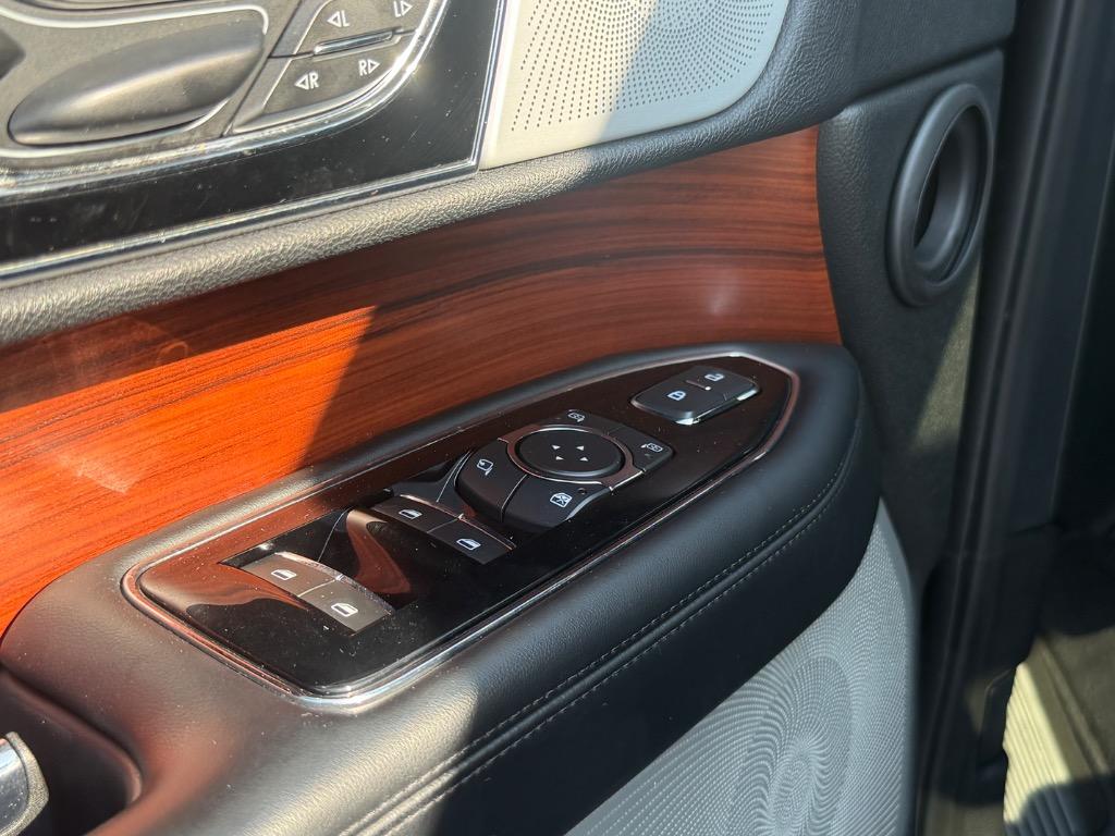 2020 Lincoln Navigator - $37,900