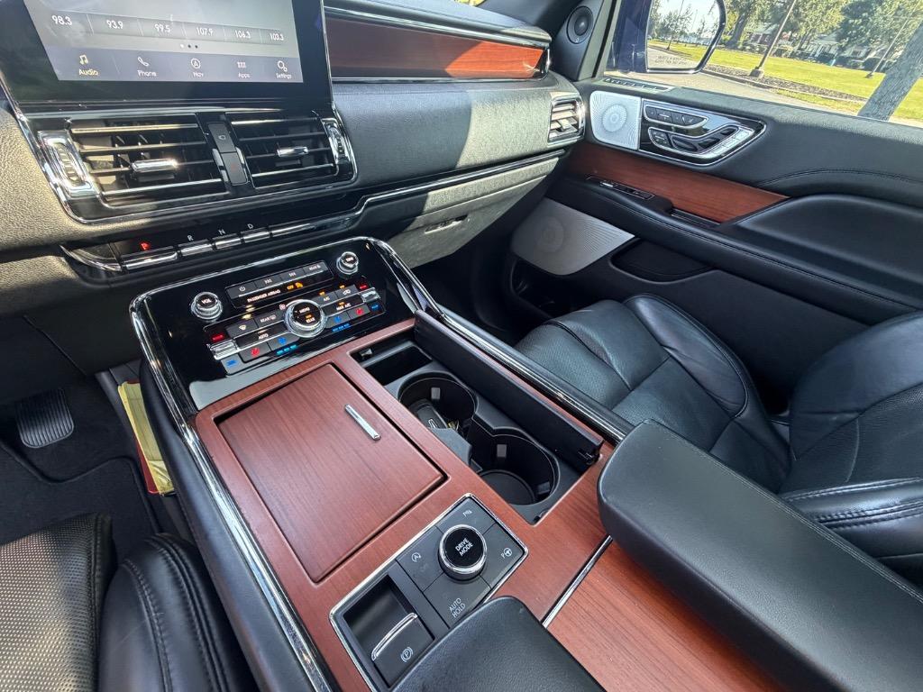 2020 Lincoln Navigator - $37,900
