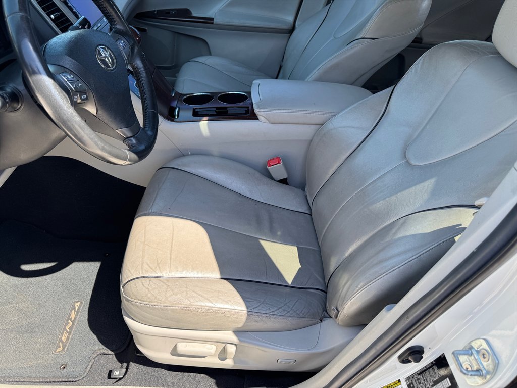 2012 Toyota Venza LE photo