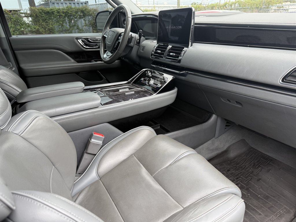 2019 Lincoln Navigator - $24,900