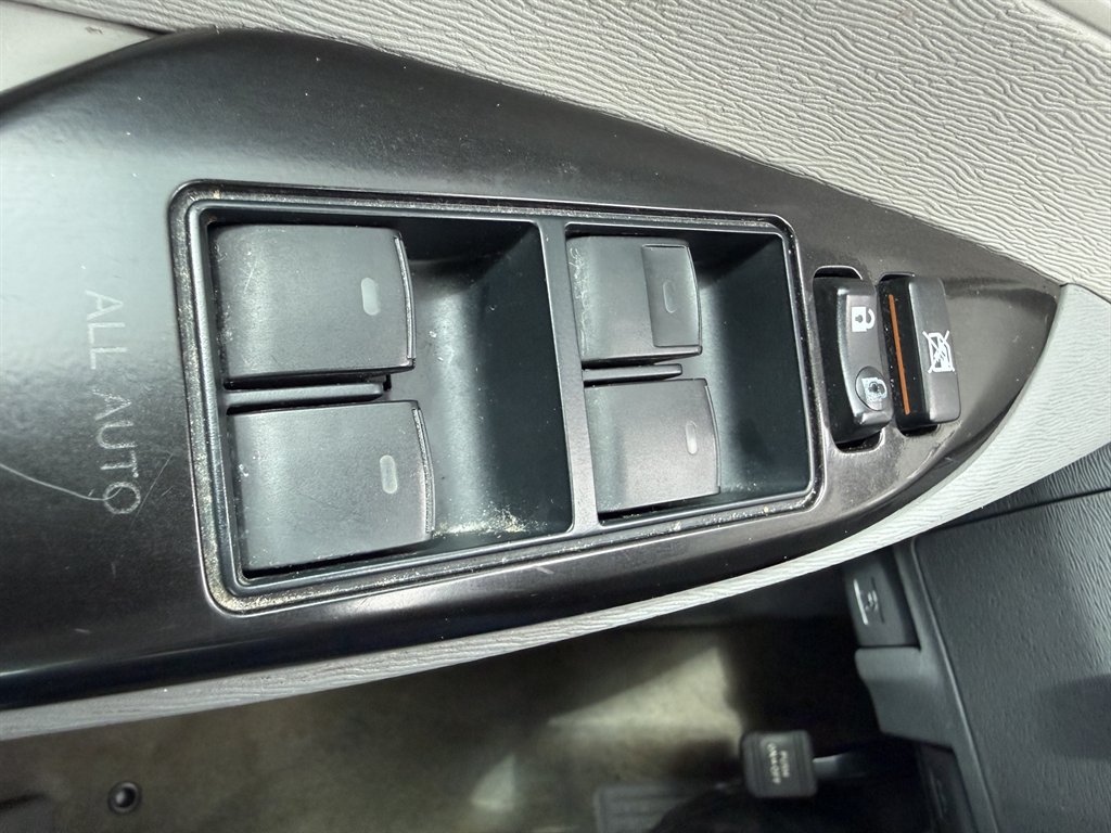 2011 Toyota Sienna - $7,900