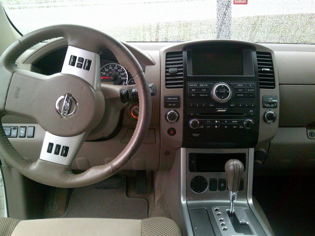 2010 Nissan Pathfinder SE photo
