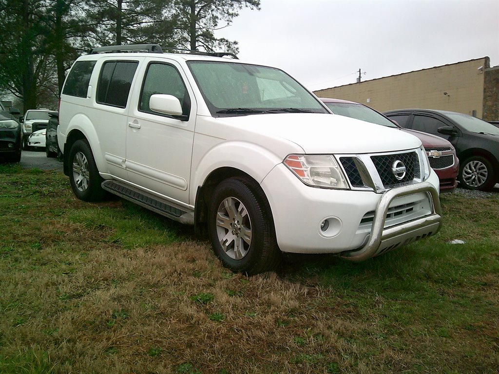 2010 Nissan Pathfinder SE photo