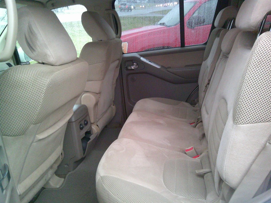 2010 Nissan Pathfinder SE photo