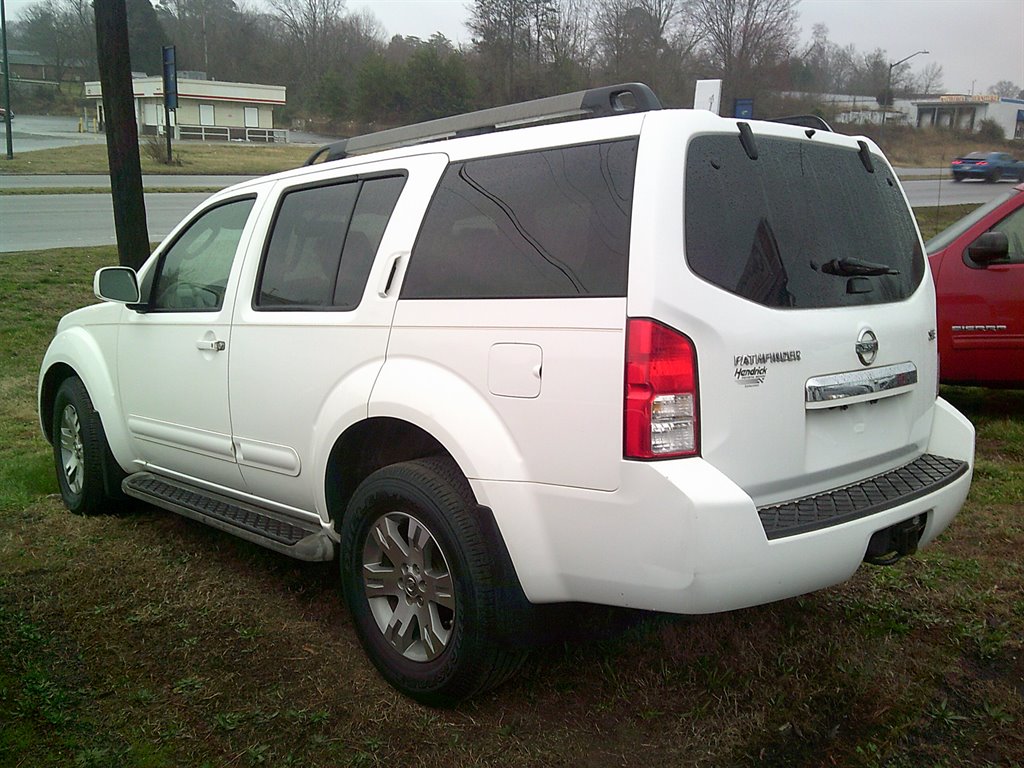 2010 Nissan Pathfinder SE photo