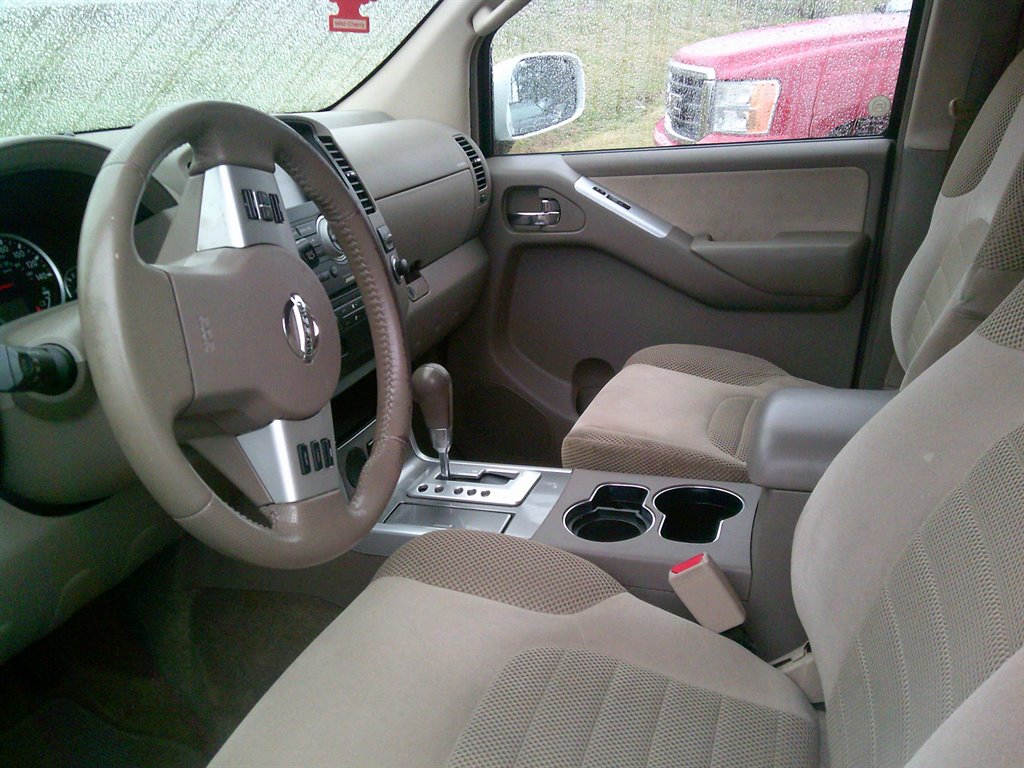 2010 Nissan Pathfinder SE photo