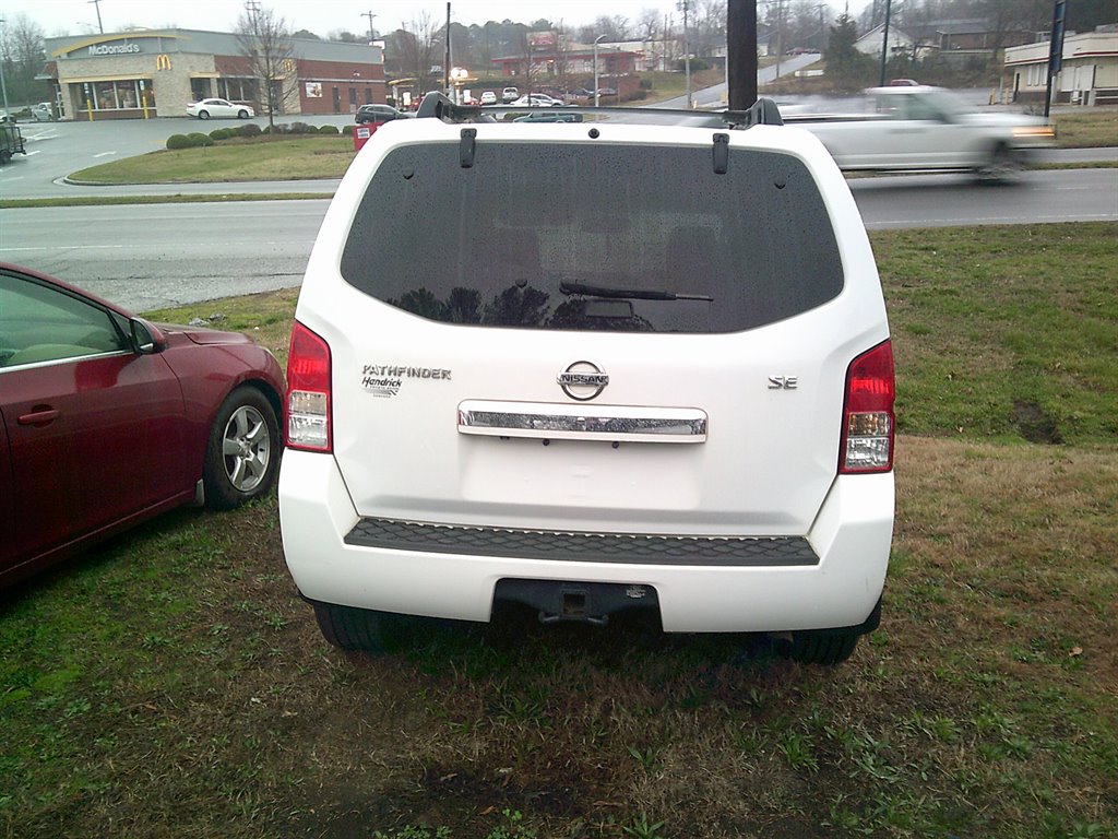 2010 Nissan Pathfinder SE photo