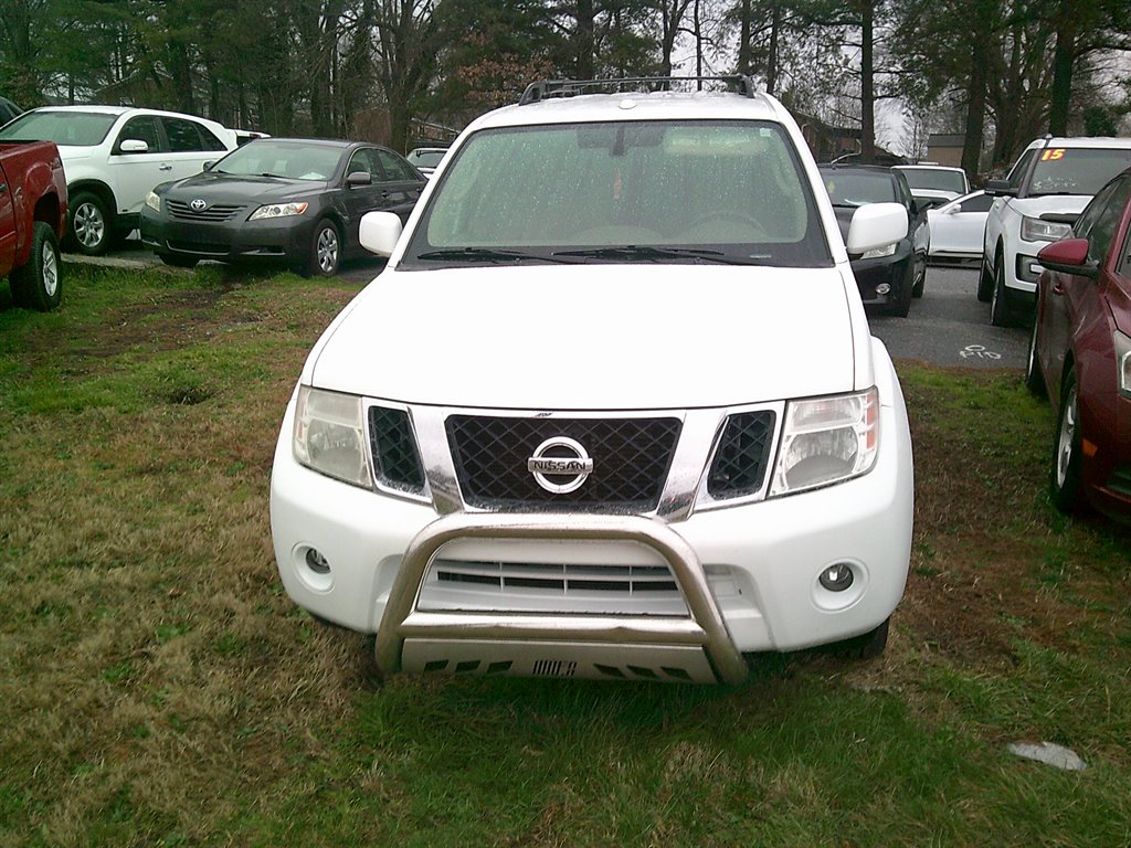 2010 Nissan Pathfinder SE photo