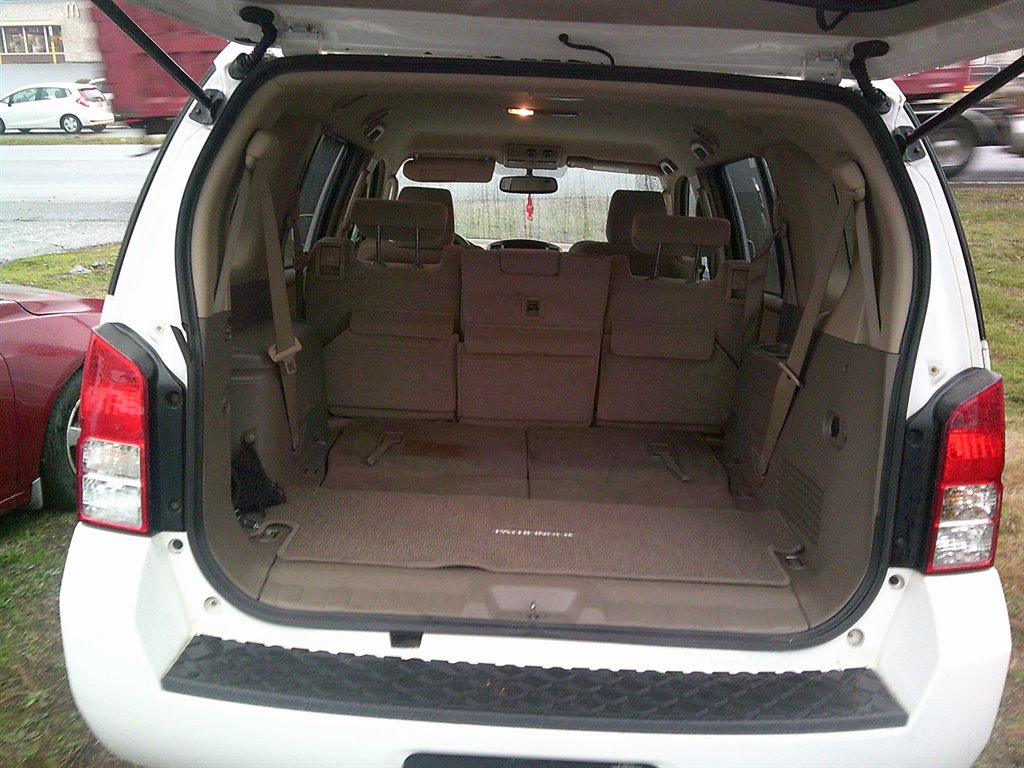 2010 Nissan Pathfinder SE photo