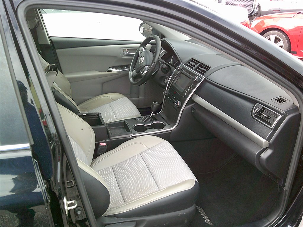 2015 Toyota Camry SE photo