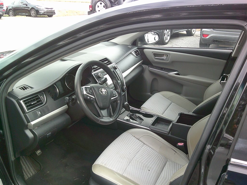 2015 Toyota Camry SE photo