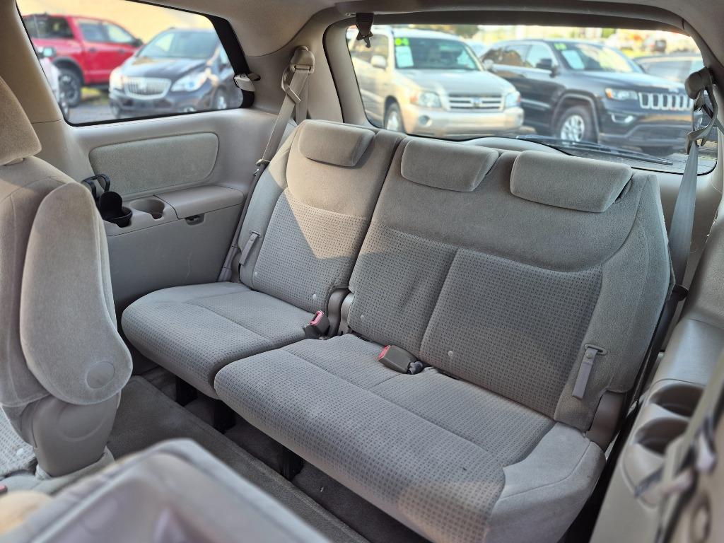 2006 Toyota Sienna - $5,600