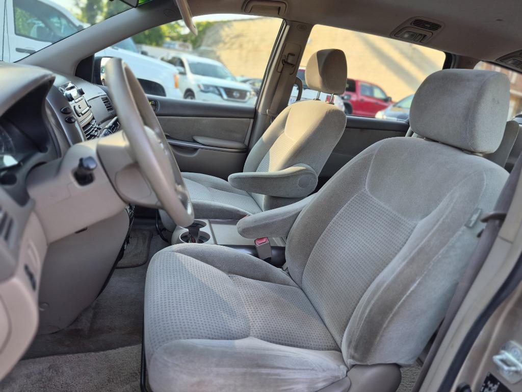 2006 Toyota Sienna - $5,600