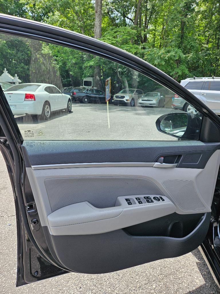 2020 Hyundai Elantra - $15,400