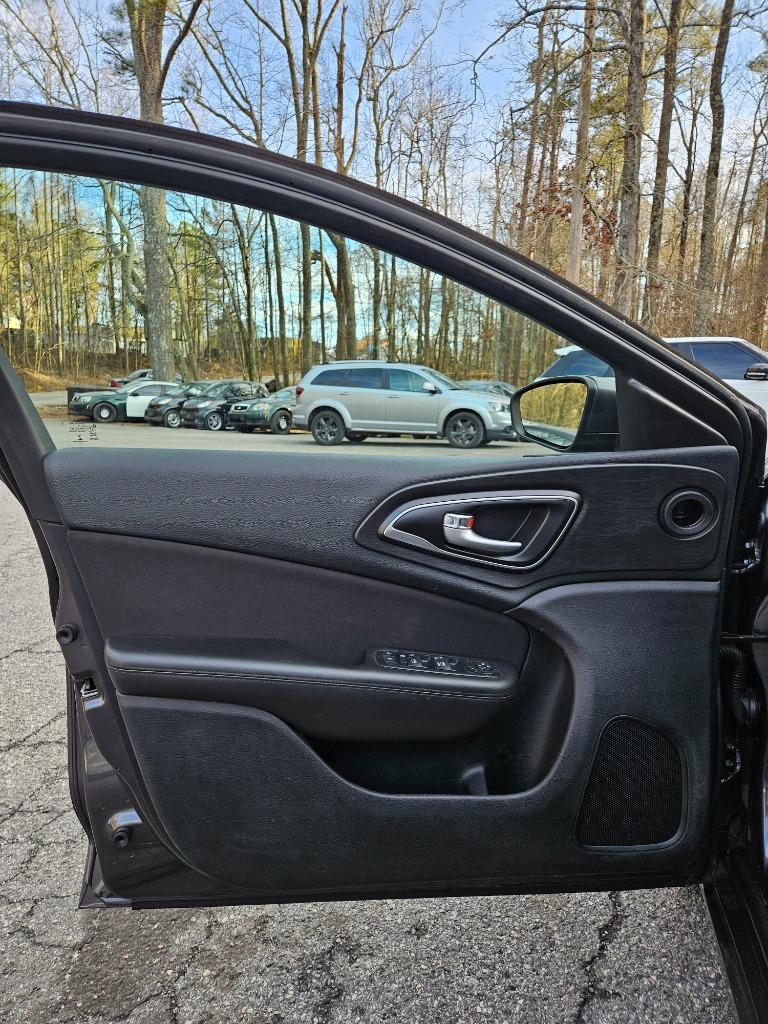 2015 Chrysler 200 - $11,780