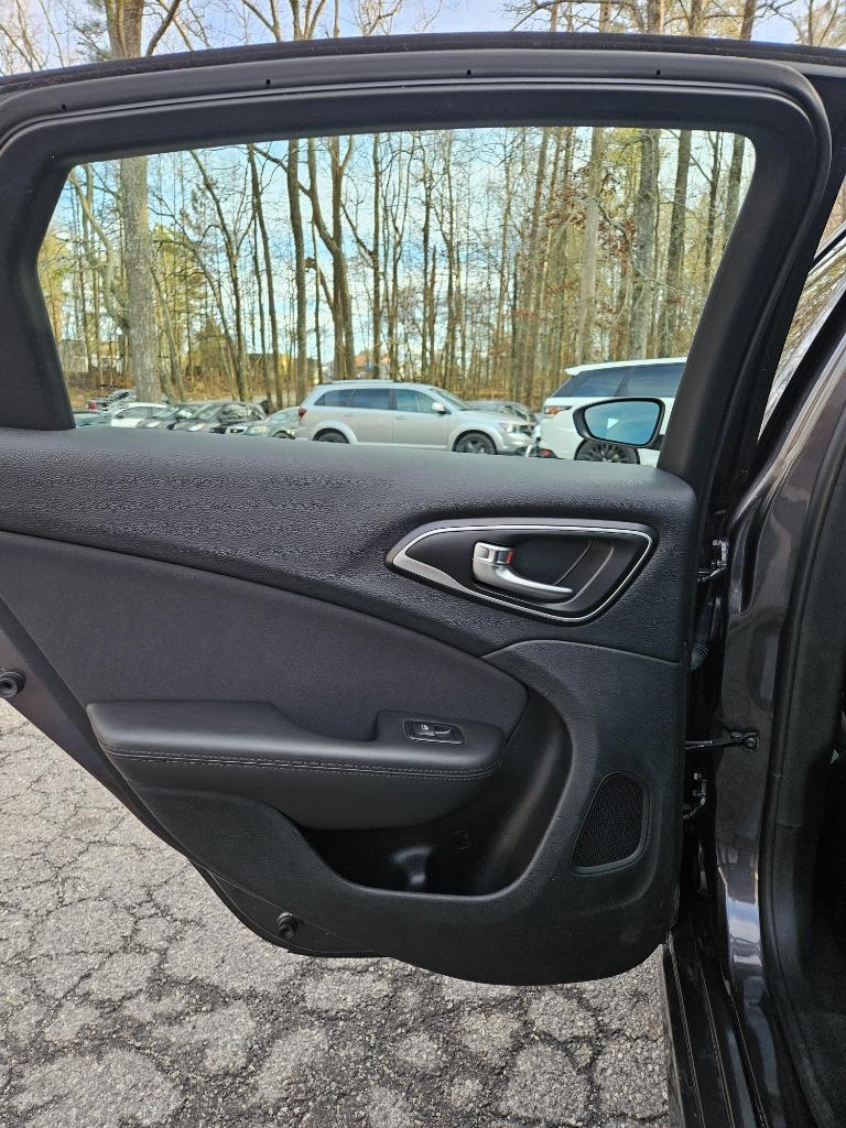 2015 Chrysler 200 - $11,780