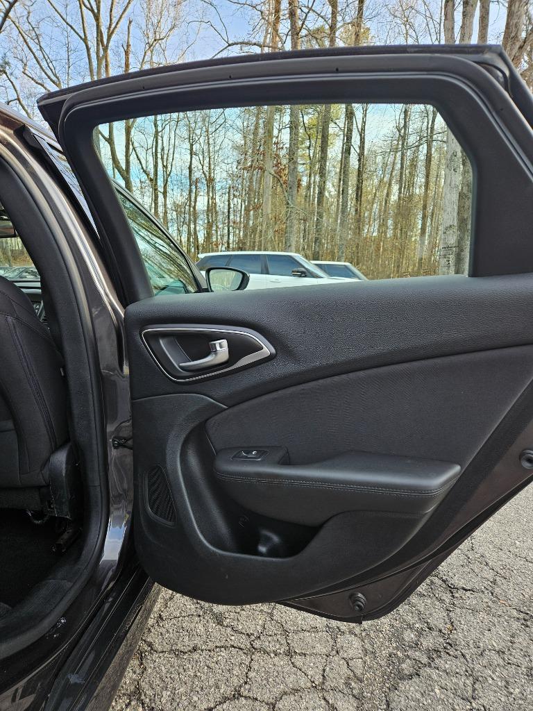2015 Chrysler 200 - $11,780