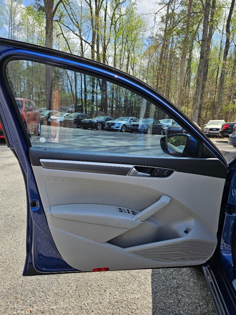 2017 Volkswagen Passat R-Line photo