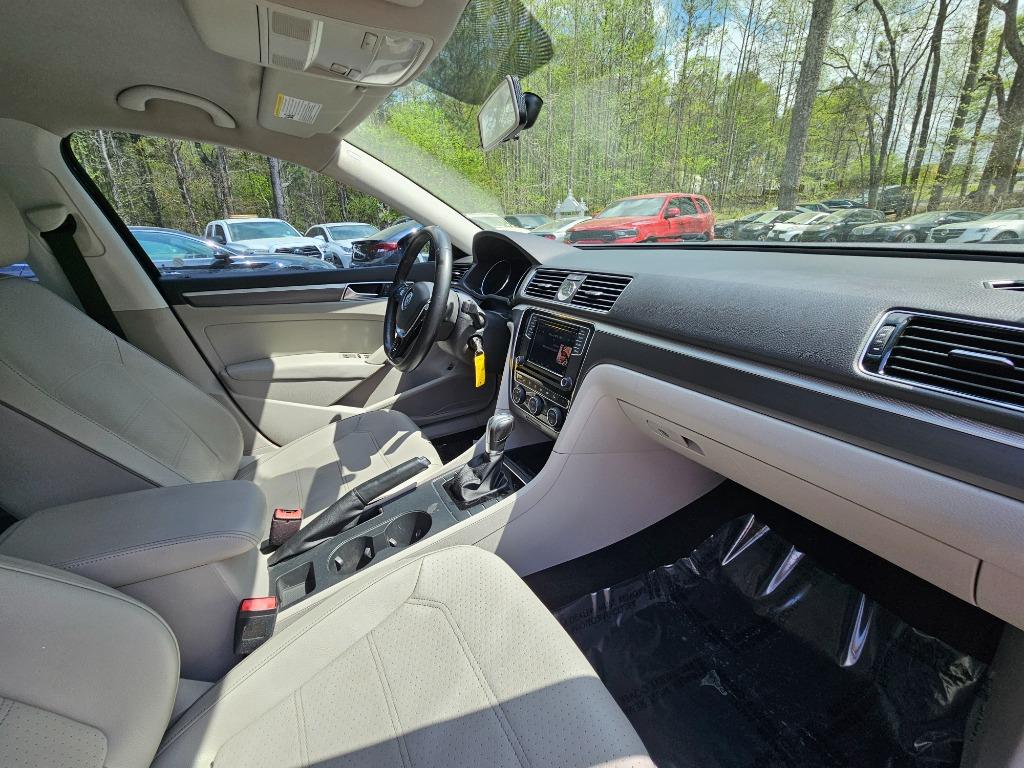 2017 Volkswagen Passat R-Line photo