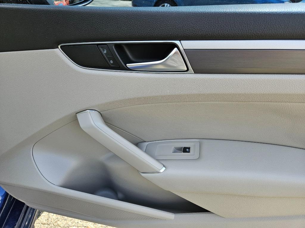 2017 Volkswagen Passat R-Line photo