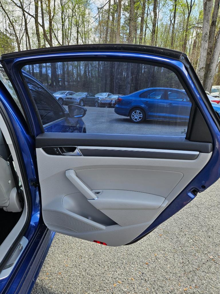 2017 Volkswagen Passat R-Line photo