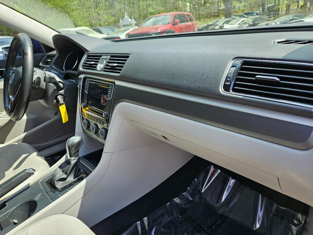 2017 Volkswagen Passat R-Line photo